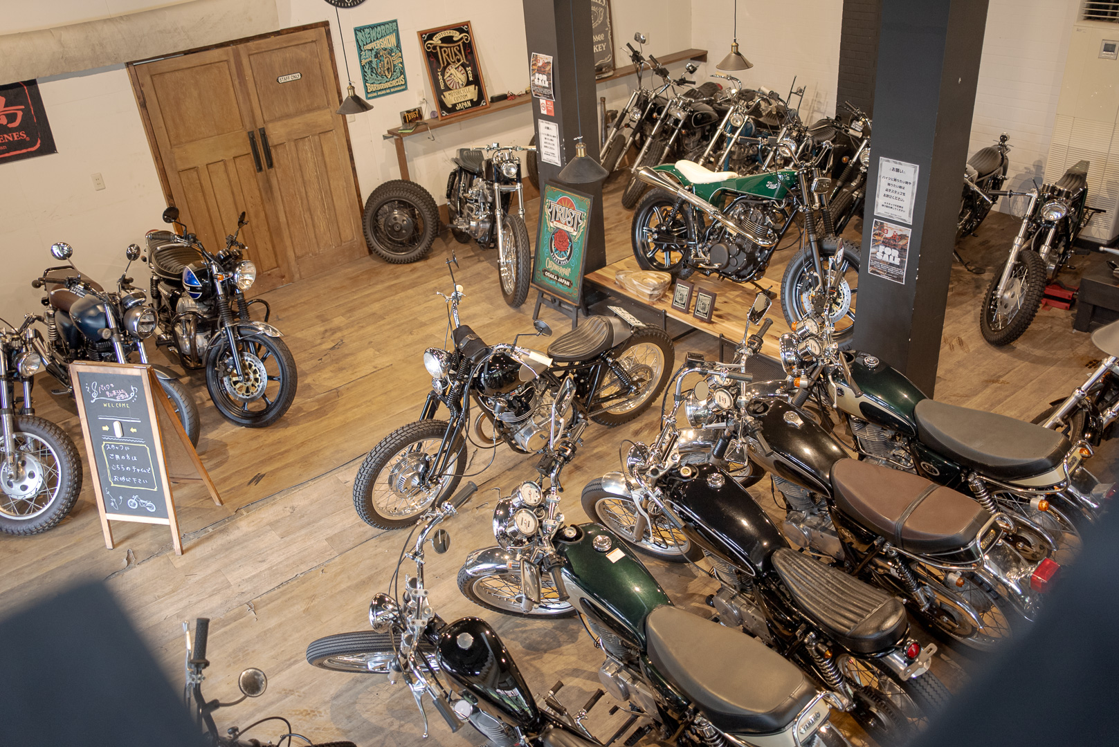 店内を上から撮影した、大阪・豊能町のTRUST MOTORCYCLEショールーム